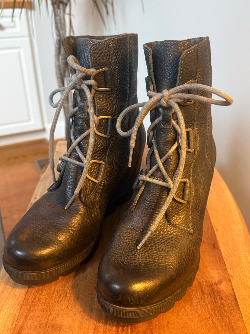 SOREL Joan of Arctic Wedge II leather boots in size 8. 🖤